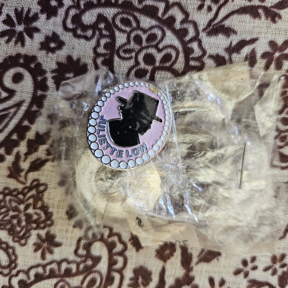 Juliette Low 2 count pendants pins💖✨️💃🥻